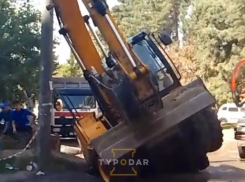  Экскаватор провалился в яму на месте коммунальной аварии в Краснодаре
