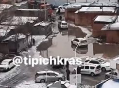 «Озеро стоит несколько дней»: в Краснодаре вода залила выезд со двора