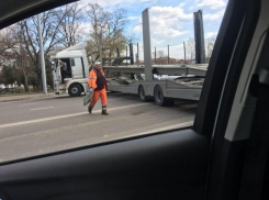  Водитель фуры устроил ДТП и перекрыл движение по Ростовскому шоссе в Краснодаре 
