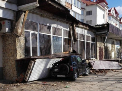 Рухнувший на внедорожник козырек в Краснодаре принадлежит Министерству обороны