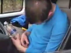 «Обкурившегося» водителя большегруза на обочине сняли на видео в Краснодаре