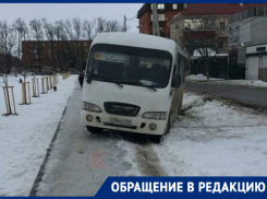 В огромные краснодарские ямы начали проваливаться маршрутки 