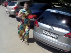 «Я сейчас папе позвоню!» - пассажирка нарушившего ПДД авто на видео угрожала мотоциклисту