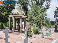 Во время субботника на Всесвятском кладбище Краснодара нашли надгробную плиту деда автора сказки «О потерянном времени»