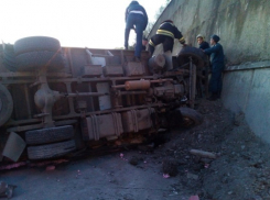 В Сочи спасатели вытащили мужчину из перевернувшегося грузовика