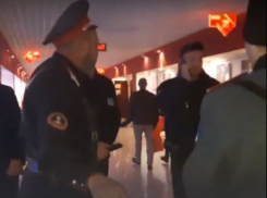 Скандалом в кинотеатре Краснодара закончился поход семьи казака из-за шашки