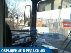 Пассажиры 13-го троллейбуса Краснодара задыхаются от дыма курильщицы за рулем