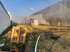 В Краснодарском крае вспыхнул склад на площади 600 кв. м