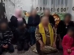 В Краснодарском крае семья лжеучастников СВО попросила прощения на коленях