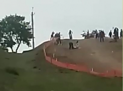 В Краснодарском крае женщина попала под мотоцикл во время соревнований по мотокроссу