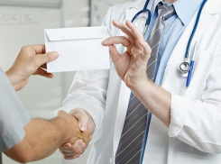  Недобросовестный и.о. главврача в Крыловском районе назначил сам себе крупную доплату к зарплате 