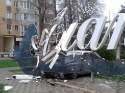  Машина влетела в стелу с надписью «Анапа» 