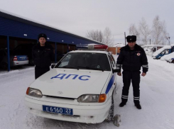 Кубанские дорожные полицейские спасли жизни двум пенсионерам, вытащив их из ледяной воды