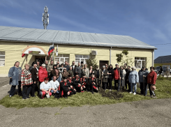 Дубы, сливы Писсарди и двухметровая ель: в хуторе Ленина появилась Аллея памяти героев СВО