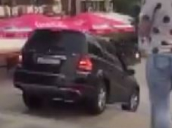 В Анапе нашли пьяного владельца «Mercedes», который проехал по лестнице