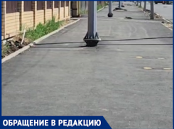В Краснодаре посреди тротуара установили столбы