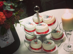 Филиппа Киркорова в Краснодаре накормили капкейками с его портретом