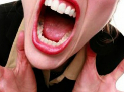 На Кубани скандалистка набросилась с кулаками на полицейского