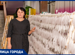 Готовит бойцам горячие обеды, делает окопные свечи и маскировочные халаты: как живёт многодетная мать после мобилизации двух сыновей и мужа