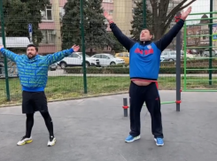  Помощник мэра Краснодара и начальник городского управления физкультуры сделали зарядку на улице 