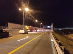 На Крымском мосту со стороны Краснодарского края запустили движение автомобилей в реверсивном режиме