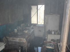 На Кубани из охваченной огнем квартиры спасли пять человек - двое пострадали