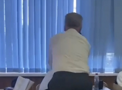 В Краснодаре учитель математики набросился на школьницу во время урока из-за телефона