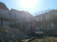  В Краснодаре наполовину снесли сгоревший дом на улице Гимназической 