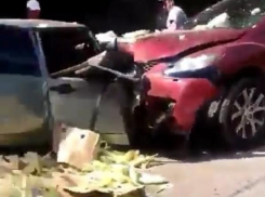 Спасателям пришлось вызволять водителя из автомобиля после аварии на Кубани