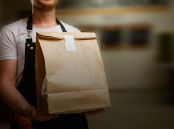 Доставщик еды в Краснодаре развратил двух школьниц в лифте