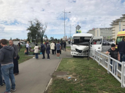  Маршрутка с пассажирами влетела в автобус в Сочи 
