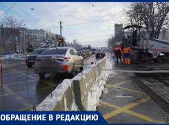 «Разве можно так подставлять?» - краснодарцам перекрыли проезд через двор дома на улице Московской