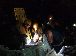 В Сочи попали в ДТП сразу три машины, автомобилиста вытаскивали спасатели
