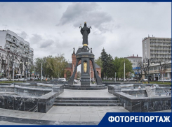 Разбитая плитка, засоры и сколы: показываем популярные фонтаны Краснодара за две недели до открытия