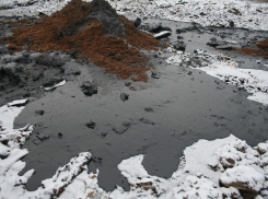 Три тонны мазута вылилось из перевернувшейся автоцистерны на Кубани