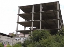 В Краснодаре возводят ограждение вокруг заброшки на Восточно-Кругликовской после падения ребенка