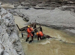 В Адыгее после ДТП грузовик упал в каньон реки, погиб житель Кубани