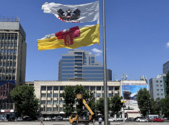 В Краснодаре заменят порванный ветром флаг города