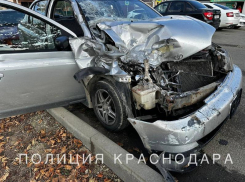 Есть пострадавшие: автомобиль столкнулся с автобусом в Краснодаре 