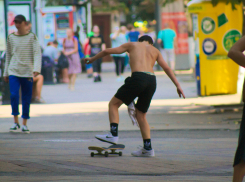 За массовый заезд по центру Краснодара оштрафована группа скейтбордистов