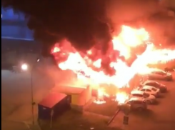  В Краснодаре сгорела овощная ярмарка и несколько машин 