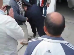 Притворившегося раненым от легкого толчка полицейского обсмеяла толпа в Геленджике