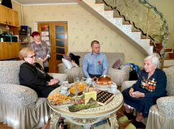 Председатель Гордумы Вера Галушко и депутат Андрей Анашкин посетили ленинградскую блокадницу