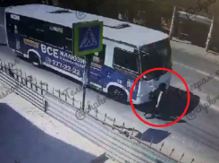 В Краснодаре автобус сбил девушку на зебре: видео