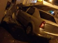 «Корпоративчики начались»: в Краснодаре автоледи на «Рено» снесла торговые павильоны