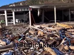 В Краснодарском крае показали последствия шторма в бухте Инал: видео