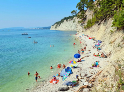 «Теперь это склад фекалий»: туристы загадили экскрементами курорт Голубая бездна в Геленджике