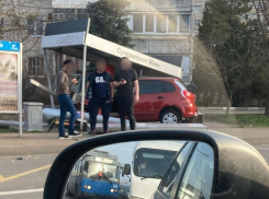 В Краснодаре иномарка на полном ходу снесла остановку общественного транспорта