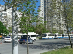 В Новороссийске мощное столкновение «БМВ» и «Опеля» остановило движение общественного транспорта