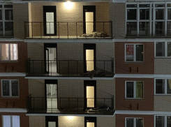 Ночуют на общих балконах, устраивают драки и пристают к девушкам: в Краснодаре мигранты захватили ЖК «Самолёт»